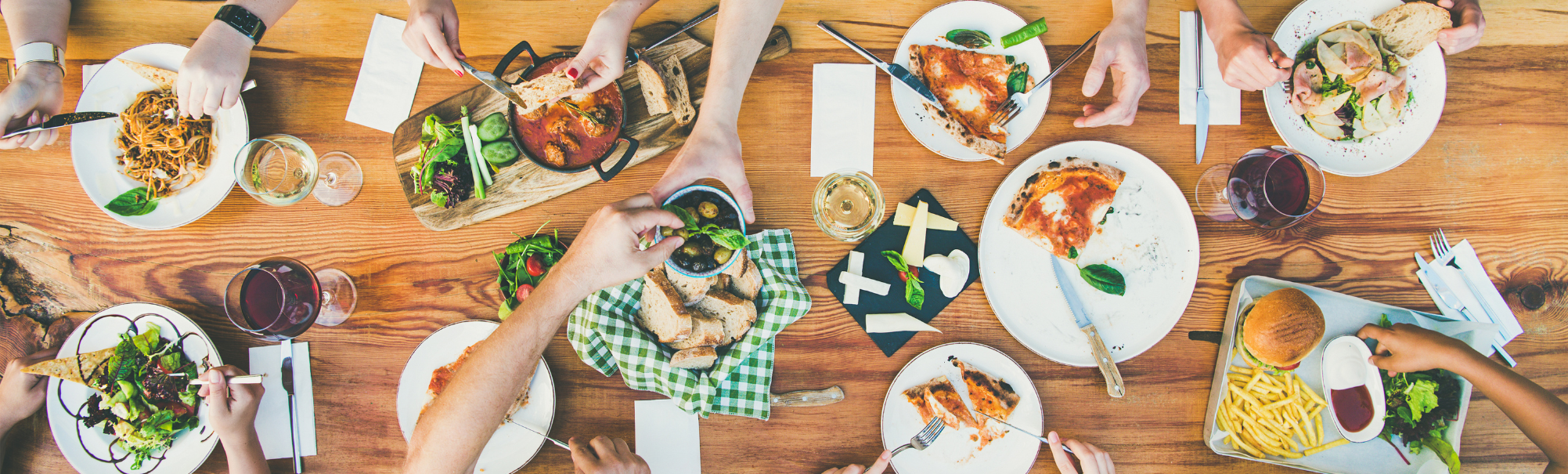 grupa ludzi jedzących przy stole